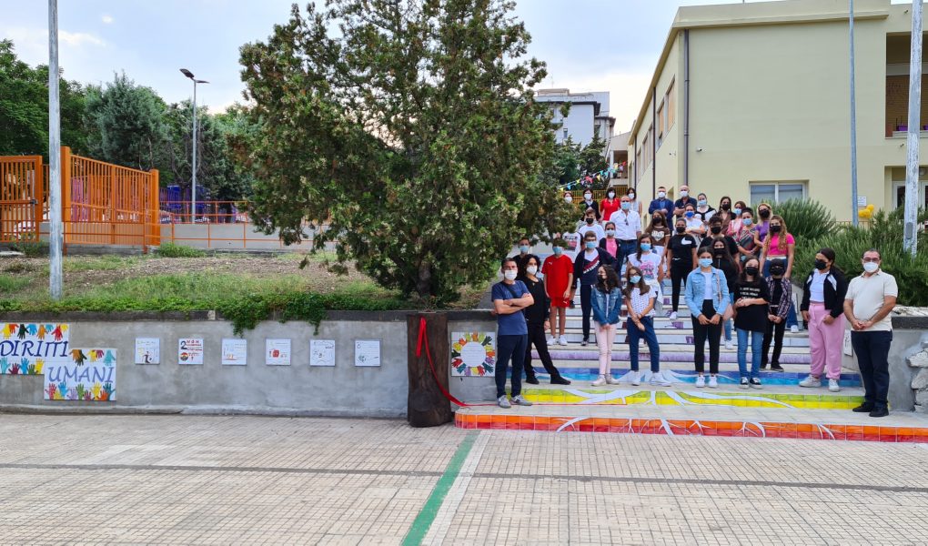 Bellezza e formazione: all’Ics “De Cruyllas” inaugurata la Scala dei Giovani – Diritti umani